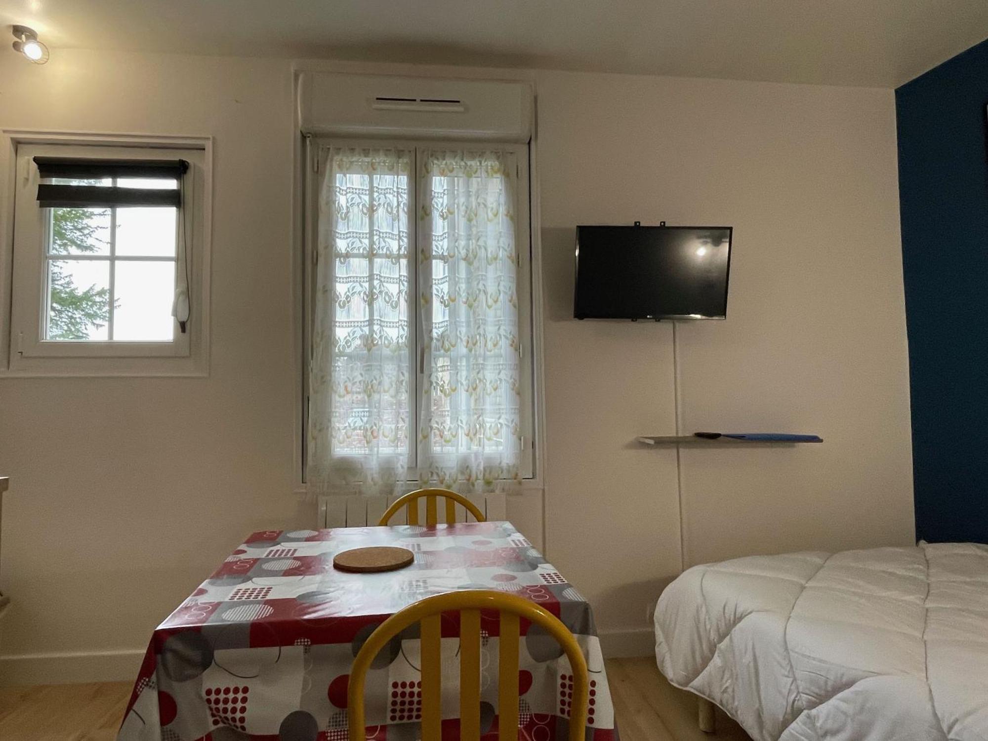 Meuble De Tourisme Dans Parc Arbore 1000m2 - Sejour-la-roche Eperon